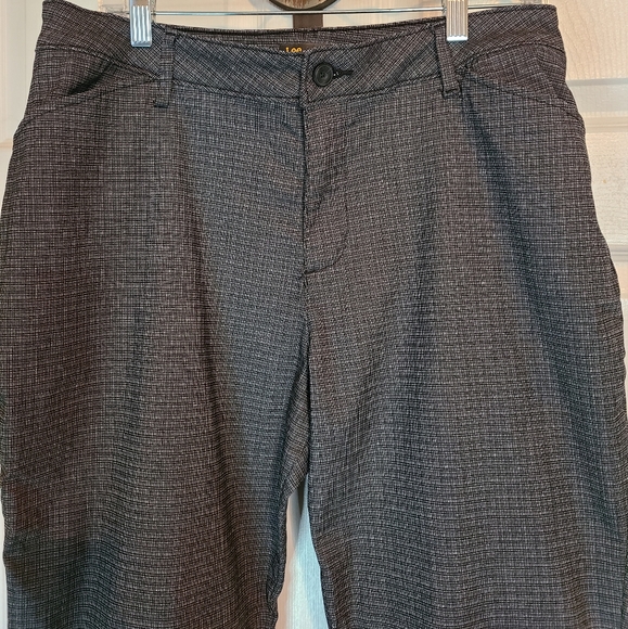 Lee Petites Woman's Relaxed Fit Straight Leg Mid-Rise Strech Pants, Size: 14P - Picture 7 of 16